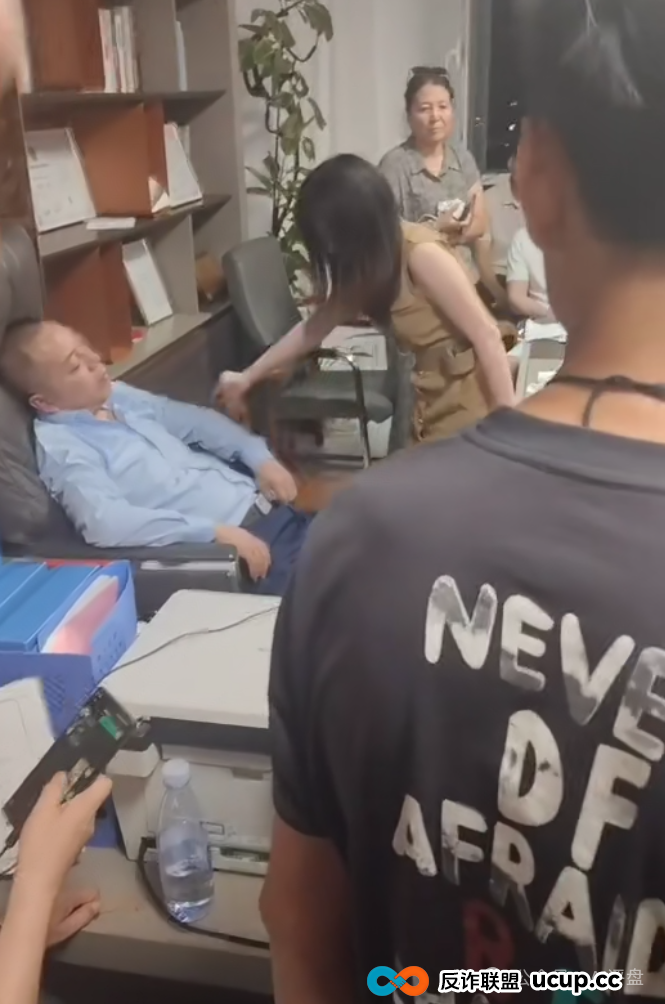 树拍易购资金盘崩盘,万人维权!警方已经立案了,特警接管在维持秩序,无数人血本无归!(6) 树拍易购资金盘崩盘,万人维权!警方已经立案了,特警接管在维持秩序,无数人血本无归!(6)