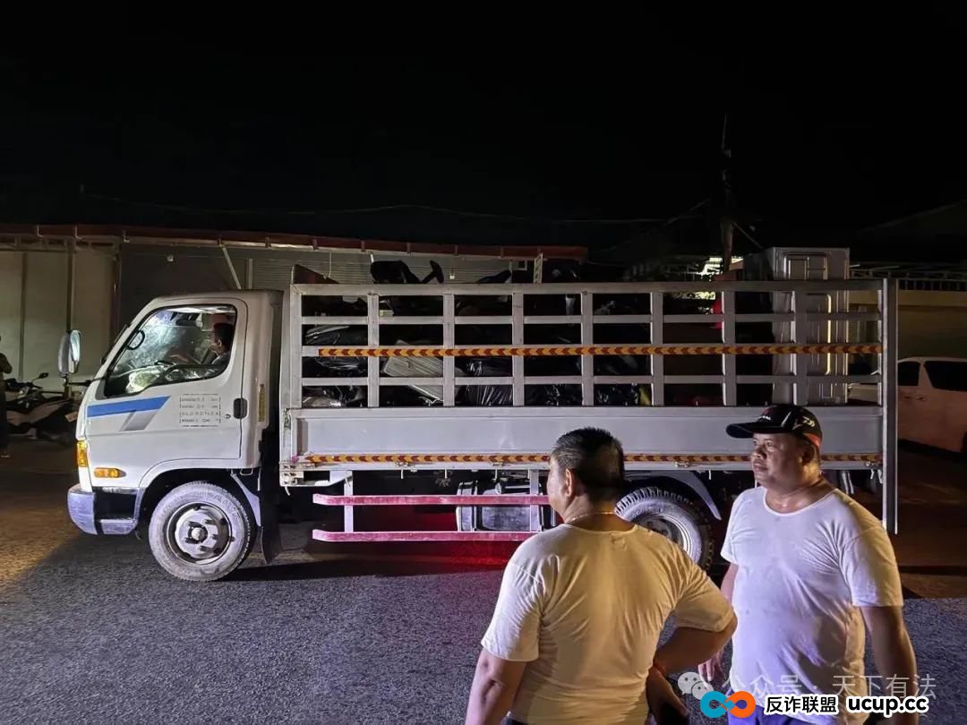这个“中国公安局”被一锅端!高仿太过逼真,警服、警徽背景墙、手铐等一应俱全!(10) 这个“中国公安局”被一锅端!高仿太过逼真,警服、警徽背景墙、手铐等一应俱全!(10)