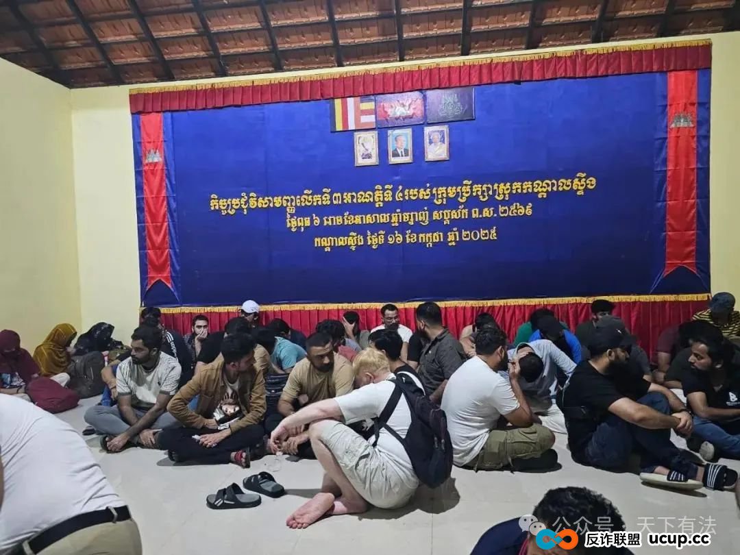 这个“中国公安局”被一锅端!高仿太过逼真,警服、警徽背景墙、手铐等一应俱全!(9) 这个“中国公安局”被一锅端!高仿太过逼真,警服、警徽背景墙、手铐等一应俱全!(9)