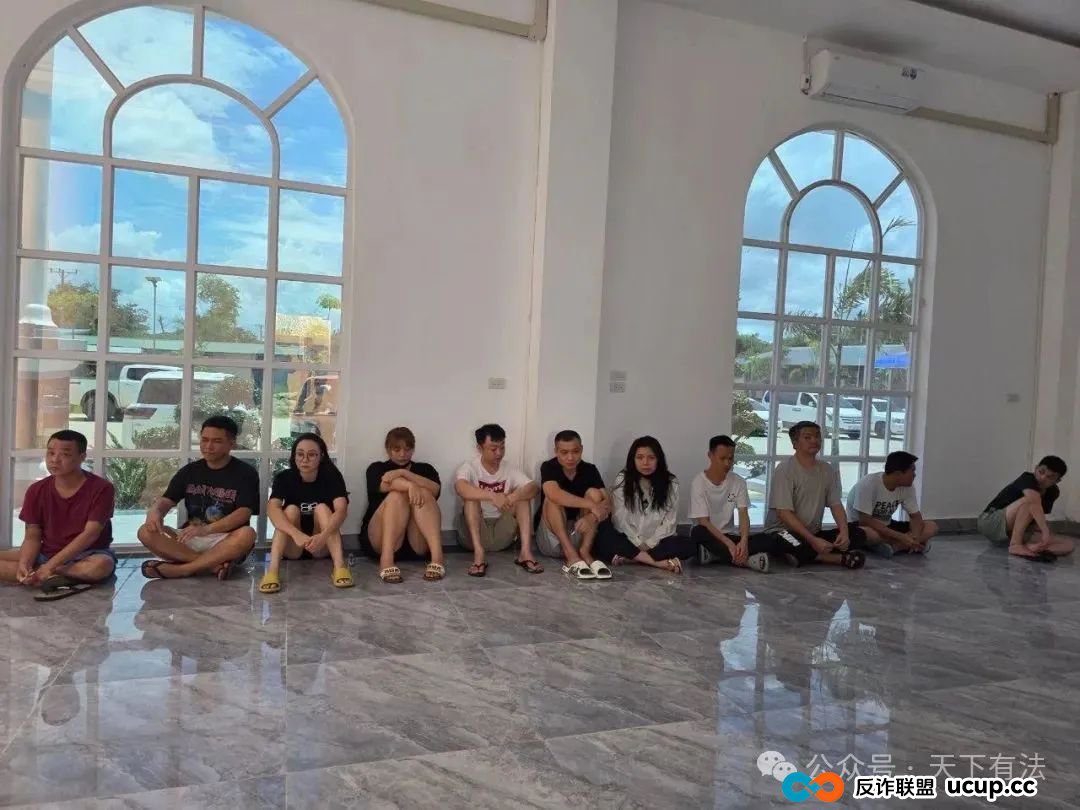 这个“中国公安局”被一锅端!高仿太过逼真,警服、警徽背景墙、手铐等一应俱全!(4) 这个“中国公安局”被一锅端!高仿太过逼真,警服、警徽背景墙、手铐等一应俱全!(4)