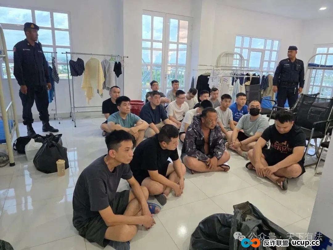这个“中国公安局”被一锅端!高仿太过逼真,警服、警徽背景墙、手铐等一应俱全!(3) 这个“中国公安局”被一锅端!高仿太过逼真,警服、警徽背景墙、手铐等一应俱全!(3)