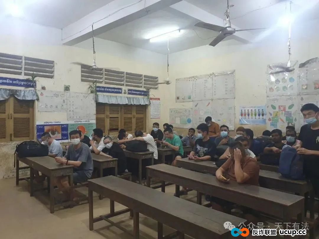 这个“中国公安局”被一锅端!高仿太过逼真,警服、警徽背景墙、手铐等一应俱全!(14) 这个“中国公安局”被一锅端!高仿太过逼真,警服、警徽背景墙、手铐等一应俱全!(14)