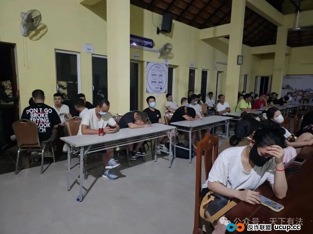 这个“中国公安局”被一锅端!高仿太过逼真,警服、警徽背景墙、手铐等一应俱全!(13) 这个“中国公安局”被一锅端!高仿太过逼真,警服、警徽背景墙、手铐等一应俱全!(13)